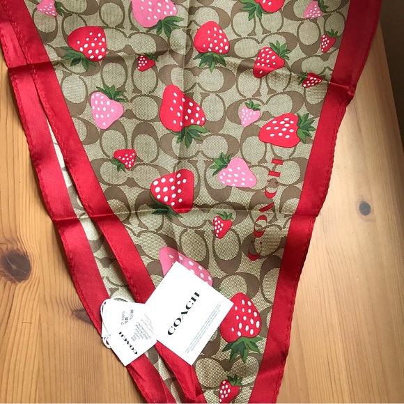 🍓 Coach Signature Wild Strawberry Print Silk Diamond Scarf - Picture 1 of 8